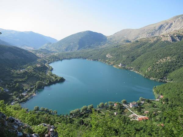 Foto Sulle rive del Lago di Scanno. L’ultimo poeta maledetto