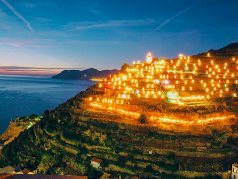 Foto La corsa del mare tra i sentieri del vino e il presepe nelle Cinque Terre di Eugenio Montale 1