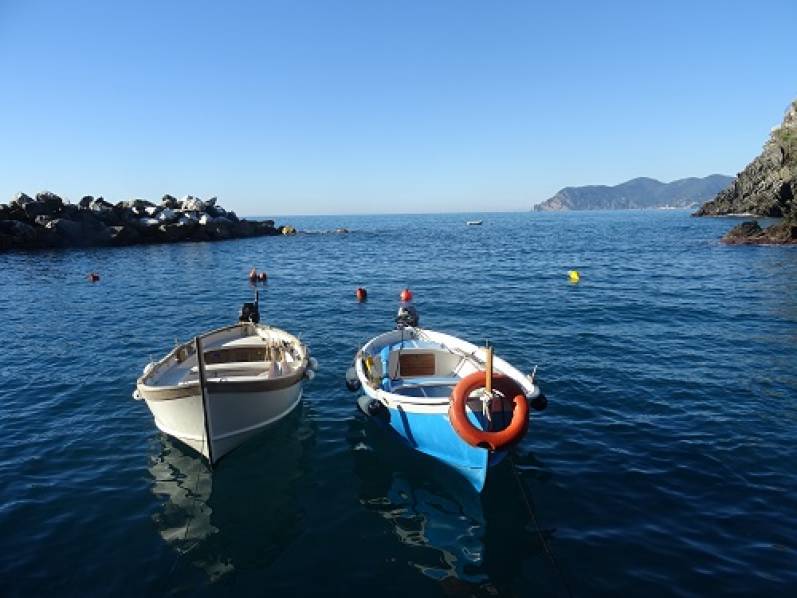 Foto Tra gli scogli parlotta la maretta: aperitivo letterario a Monterosso al mare 4