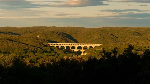 Foto Amazon au Pont du Gard?… « Halte aux démolisseurs ! … » 3