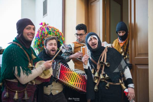 Foto Carnevale di Aliano 2023.  Le maschere cornute nei luoghi di Carlo Levi.  9